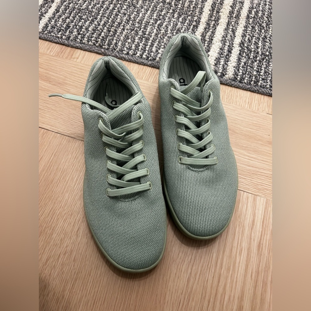 nwot ATOMS “ Model 000” sneaker